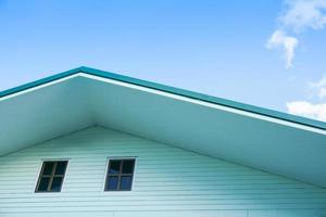 simétrico detalle Disparo de verde techo aguilón demostración ventilación panel con azul cielo foto