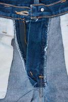 primer plano dentro de la textura de los jeans con bolsillo, textura y fondo de jeans, jeans de espalda foto