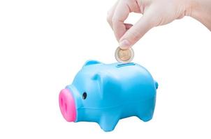 mujer joven mano poniendo dinero moneda dentro ahorro cerdo, Finanzas tema,aislado en blanco antecedentes foto