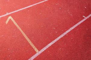 números comenzando punto en rojo corriendo pista, correr pista ,directo atletismo corriendo pista a deporte estadio foto