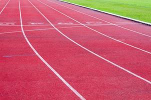 corriendo pista y verde hierba, directa atletismo corriendo pista a deporte estadio foto