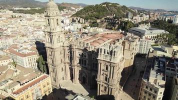 aéreo zumbido encima málaga cathedrial y europeo paisaje urbano en España en soleado día video