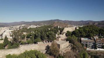 Gibralfaro Schloss auf Grün Hügel auf Malaga Stadt, Spanien. andalusien. Antenne umkreisen video