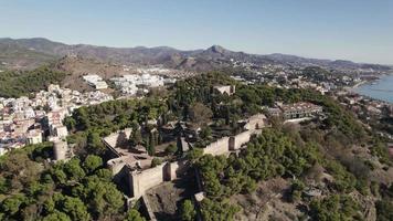 Antenne umkreisen gilbralfaro Schloss auf Hügel, mit Panorama- Ansichten Über Malaga Küste. Spanien video