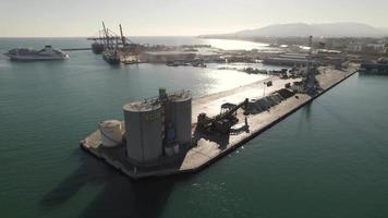 industriel zone et ciment décharge bassin, malaga port, Espagne. aérien panoramique vue video