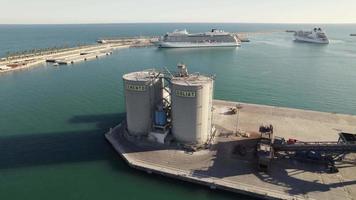 cemento silos, abultar almacenamiento a el málaga puerto, Andalucía, España. video