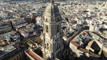 aéreo riser revela icônico málaga catedral torre, renascimento estilo Igreja video