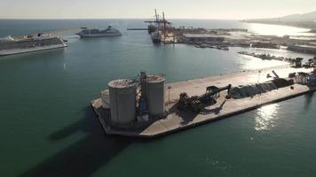 aéreo frente Visão com órbita descendente em silos em a cais do a porta do málaga. Espanha video