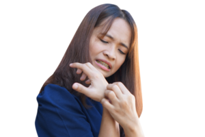 asiático mujer teniendo un que produce picor brazo png