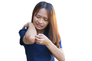 mujer rascándose el brazo por picazón en un fondo gris claro. la causa de la picazón en la piel incluye picaduras de insectos concepto de cuidado de la salud de la piel. png