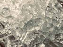 fondo de cubitos de hielo, textura de cubitos de hielo o fondo me hace sentir fresco y bien, en el verano, el hielo y las bebidas frías nos harán sentir relajados, hechos para el negocio de bebidas o refrescos. foto