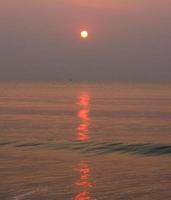 el Dom es creciente, el Dom es brillante, el Mañana mar a Cha-am playa foto