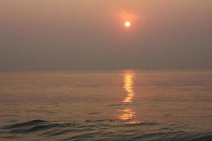 el Dom es creciente, el Dom es brillante, el Mañana mar a Cha-am playa foto