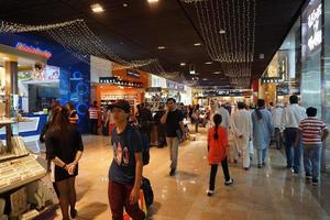 dubai, emiratos árabes unidos - 14 de agosto de 2017 - gente comprando en el centro comercial de dubai foto