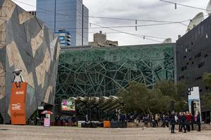 melbourne, australia - 15 de agosto de 2017 - turistas y estudiantes en federation square foto