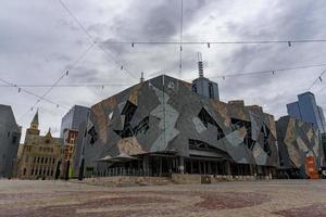 melbourne, australia - 15 de agosto de 2017 - turistas y estudiantes en federation square foto