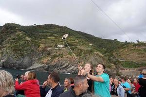 vernazza, italia - 23 de septiembre de 2017 - turista en cinque terre en día lluvioso foto