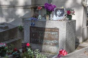 París, Francia - mayo 2, 2016 Jim Morrison tumba en pere-lachaise cementerio foto