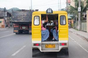 cebu - filipinas - 7 de enero de 2013 - tráfico congestionado de la calle de la ciudad foto