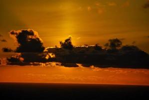 puesta de sol sobre el mar foto