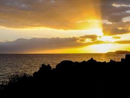 puesta de sol sobre el mar foto