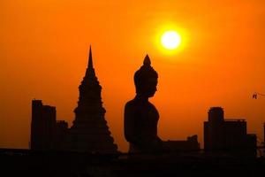 paisaje de grande Buda en el ciudad grande Buda estatua en Bangkok wat pak nam phasi charoé Tailandia foto