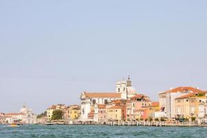 ciudad en la costa foto