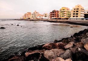 ciudad en la costa foto