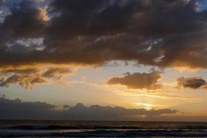 puesta de sol sobre el mar foto