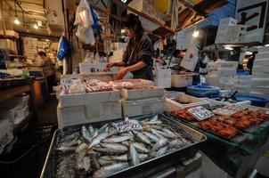 tokio, Japón - mayo 2010 - tsukiji mercado es un grande mercado para pescado en central tokio el mercado consiste de pequeño tiendas y restaurantes concurrido a lo largo estrecho carriles tokio, Japón foto