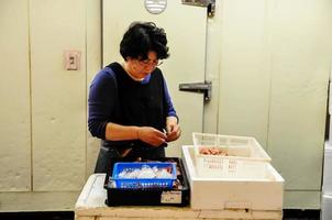 tokio, Japón - mayo 2010 - tsukiji mercado es un grande mercado para pescado en central tokio el mercado consiste de pequeño tiendas y restaurantes concurrido a lo largo estrecho carriles tokio, Japón foto