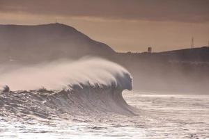 enormes olas del mar foto