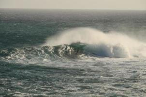 enormes olas del mar foto