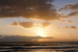 puesta de sol sobre el mar foto