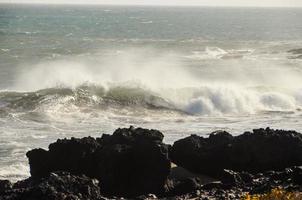 enormes olas del mar foto