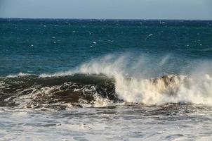 enormes olas del mar foto