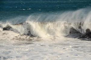 enormes olas del mar foto