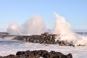 enormes olas del mar foto