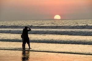 puesta de sol sobre el mar foto