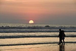 puesta de sol sobre el mar foto