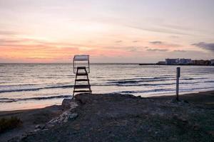 puesta de sol sobre el mar foto