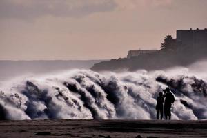 enormes olas del mar foto