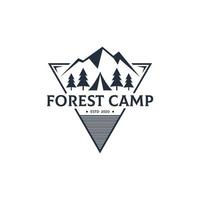 bosque acampar al aire libre logo diseño vector en triángulo, mejor para deporte o recreación logo etc