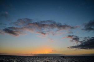 puesta de sol sobre el mar foto