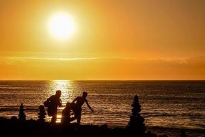 puesta de sol sobre el mar foto