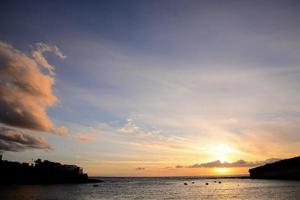 puesta de sol sobre el mar foto