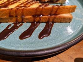 cerca arriba foto de asado un pan con marrón azúcar y chocolate mermelada. el foto es adecuado a utilizar para comida fondo, póster y comida contenido medios de comunicación.