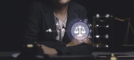 abogados de justicia con mazo de juez, empresario de traje o abogado que contrata abogados en el sistema digital. derecho jurídico, fiscalía, asesor jurídico, pleito, detective, investigación, asesor jurídico. foto