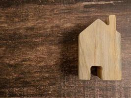 de madera casa en mesa para propiedad o construcción concepto foto