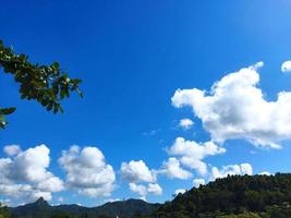 cielo azul y nubes foto